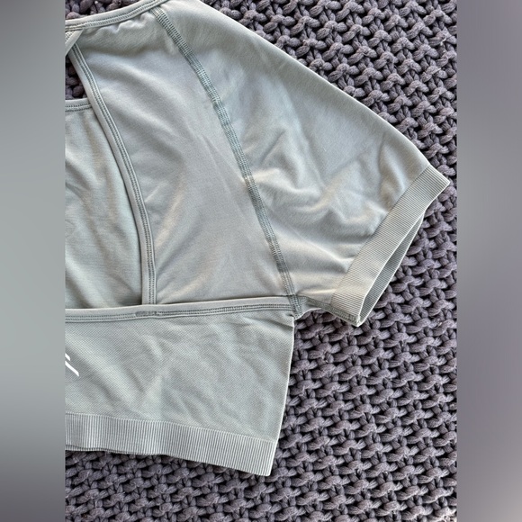 EFFORTLESS SEAMLESS SHORT SLEEVE CROP TOP
M size 
Sage Color - Picture 3 of 7